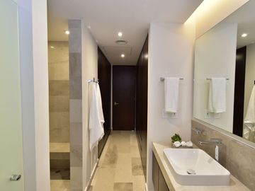 Condominio de lujo frente a marina, vistas al campo de golf y reserva natural. A
