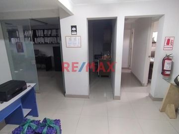 Venta Edificio Oficinas En Surco La Capullana 3 Pisos, Sótano, Terraza Y 4 Estacionamientos