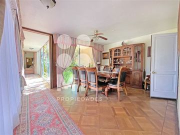Amplio terreno, casa de 2 pisos. Excelente ubicación.