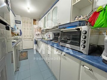 Amplio terreno, casa de 2 pisos. Excelente ubicación.