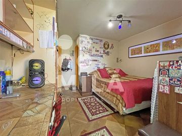 Amplio terreno, casa de 2 pisos. Excelente ubicación.