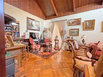 Amplio terreno, casa de 2 pisos. Excelente ubicación.