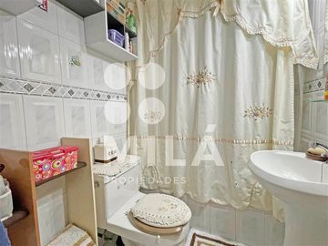 Amplio terreno, casa de 2 pisos. Excelente ubicación.