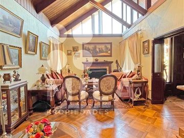 Amplio terreno, casa de 2 pisos. Excelente ubicación.