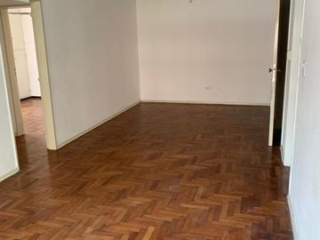 Retasado Venta Piso 2 dormitorios balcón z/Bancaria en Centro U$S89.000.