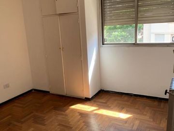 Retasado Venta Piso 2 dormitorios balcón z/Bancaria en Centro U$S89.000.