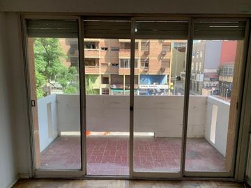 Retasado Venta Piso 2 dormitorios balcón z/Bancaria en Centro U$S89.000.