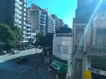 Retasado Venta Piso 2 dormitorios balcón z/Bancaria en Centro U$S89.000.