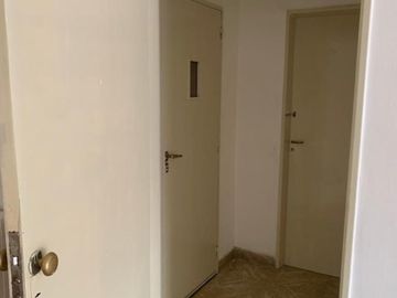 Retasado Venta Piso 2 dormitorios balcón z/Bancaria en Centro U$S89.000.