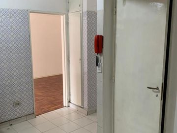 Retasado Venta Piso 2 dormitorios balcón z/Bancaria en Centro U$S89.000.