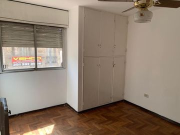 Retasado Venta Piso 2 dormitorios balcón z/Bancaria en Centro U$S89.000.