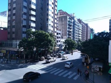 Retasado Venta Piso 2 dormitorios balcón z/Bancaria en Centro U$S89.000.