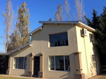 Exclusiva Casa-Quinta con Pileta - Gran parque - 3 amb!! Barrio 4 Robles