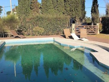 Exclusiva Casa-Quinta con Pileta - Gran parque - 3 amb!! Barrio 4 Robles