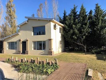 Exclusiva Casa-Quinta con Pileta - Gran parque - 3 amb!! Barrio 4 Robles