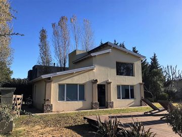 Exclusiva Casa-Quinta con Pileta - Gran parque - 3 amb!! Barrio 4 Robles