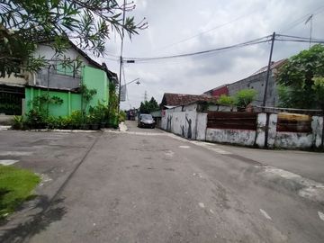 Siap Bangun, Tanah Kavling SHMP di Jakal; Mobil Simpangan