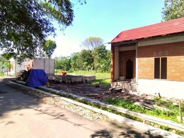 Rumah Etnik Ekonomis Berkonsep Jawa dengan Lingkungan Asri