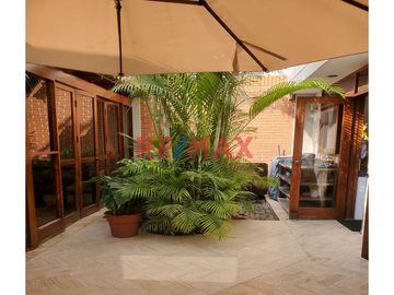 Linda Casa de 3 Pisos + 2 Cocheras en Venta - La Molina 

Esta casa se ubica en los cruces de las calles Jr. Surinam y Jr. San Juan, con cercanía a