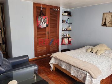 Linda Casa de 3 Pisos + 2 Cocheras en Venta - La Molina 

Esta casa se ubica en los cruces de las calles Jr. Surinam y Jr. San Juan, con cercanía a