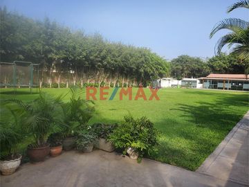 Linda Casa de 3 Pisos + 2 Cocheras en Venta - La Molina 

Esta casa se ubica en los cruces de las calles Jr. Surinam y Jr. San Juan, con cercanía a