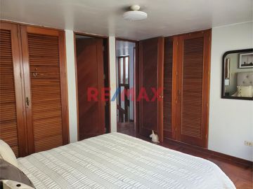Linda Casa de 3 Pisos + 2 Cocheras en Venta - La Molina 

Esta casa se ubica en los cruces de las calles Jr. Surinam y Jr. San Juan, con cercanía a