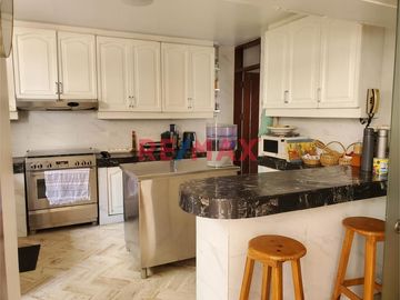 Linda Casa de 3 Pisos + 2 Cocheras en Venta - La Molina 

Esta casa se ubica en los cruces de las calles Jr. Surinam y Jr. San Juan, con cercanía a