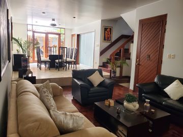 Linda Casa de 3 Pisos + 2 Cocheras en Venta - La Molina 

Esta casa se ubica en los cruces de las calles Jr. Surinam y Jr. San Juan, con cercanía a