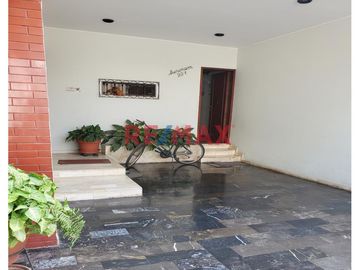 Linda Casa de 3 Pisos + 2 Cocheras en Venta - La Molina 

Esta casa se ubica en los cruces de las calles Jr. Surinam y Jr. San Juan, con cercanía a