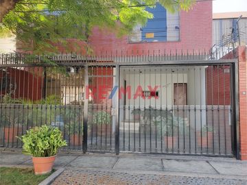 Linda Casa de 3 Pisos + 2 Cocheras en Venta - La Molina 

Esta casa se ubica en los cruces de las calles Jr. Surinam y Jr. San Juan, con cercanía a