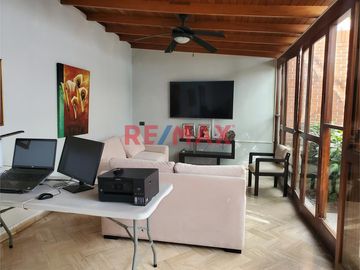 Linda Casa de 3 Pisos + 2 Cocheras en Venta - La Molina 

Esta casa se ubica en los cruces de las calles Jr. Surinam y Jr. San Juan, con cercanía a