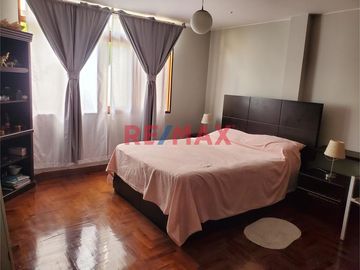 Linda Casa de 3 Pisos + 2 Cocheras en Venta - La Molina 

Esta casa se ubica en los cruces de las calles Jr. Surinam y Jr. San Juan, con cercanía a