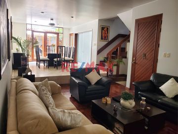 Linda Casa de 3 Pisos + 2 Cocheras en Venta - La Molina 

Esta casa se ubica en los cruces de las calles Jr. Surinam y Jr. San Juan, con cercanía a