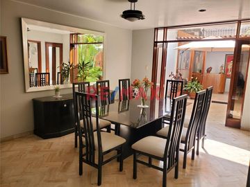 Linda Casa de 3 Pisos + 2 Cocheras en Venta - La Molina 

Esta casa se ubica en los cruces de las calles Jr. Surinam y Jr. San Juan, con cercanía a
