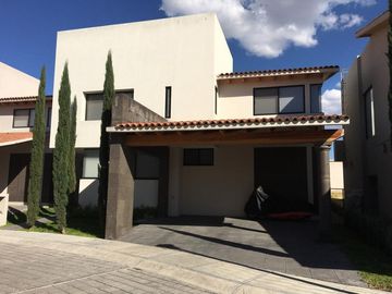 CASA EN VENTA EN CORREGIDORA BALVANERA QUERETARO CON DOBLE SEGURIDAD