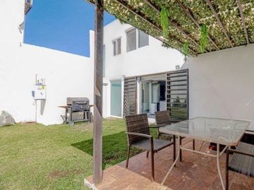 Casa en Fraccionamiento en Colinas de Santa Fe Xochitepec - TBR-914-Fr
