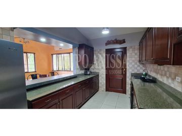 Oportunidad! Se vende Acogedora Casa en Altos del Maria