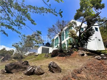 Se Vende Moderna e Impresionante Casa en Altos del Maria