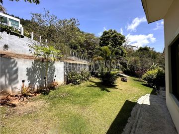 Se Vende Moderna e Impresionante Casa en Altos del Maria