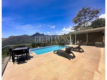 Se Vende Moderna e Impresionante Casa en Altos del Maria