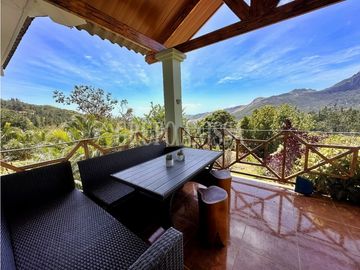 Se Vende Moderna e Impresionante Casa en Altos del Maria