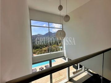 Se Vende Moderna e Impresionante Casa en Altos del Maria