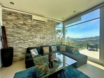 Se Vende Moderna e Impresionante Casa en Altos del Maria
