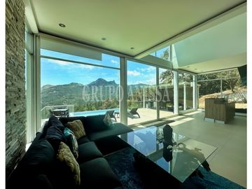 Se Vende Moderna e Impresionante Casa en Altos del Maria