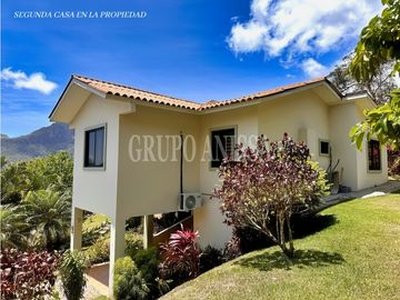 Se Vende Moderna e Impresionante Casa en Altos del Maria
