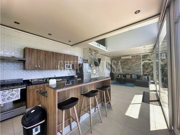 Se Vende Moderna e Impresionante Casa en Altos del Maria