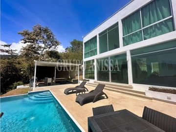 Se Vende Moderna e Impresionante Casa en Altos del Maria
