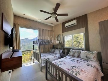 Se Vende Moderna e Impresionante Casa en Altos del Maria