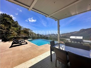 Se Vende Moderna e Impresionante Casa en Altos del Maria