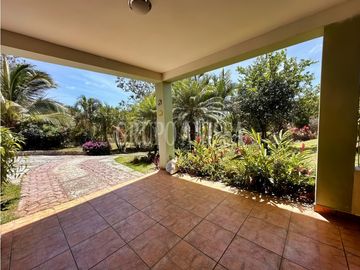 Se Vende Moderna e Impresionante Casa en Altos del Maria